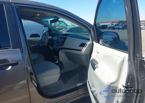 2014 Toyota Sienna L V6 7 Passenger z USA, uszkodzony, nr VIN 5TDZK3DC0ES499653